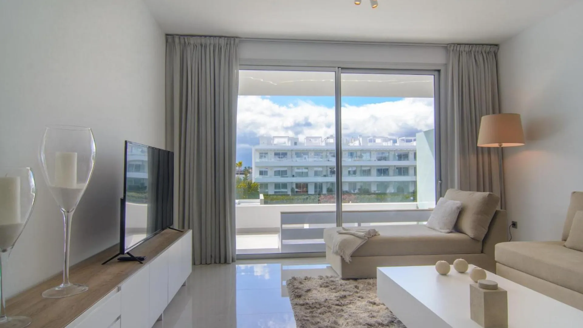 Brand New Apartment In Belaire, Pools, Garden Estepona